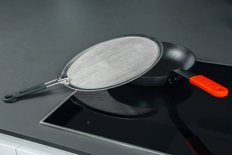 Paraspruzzi GSD in acciaio inox con manico pieghevole - per padelle e wok da 30 cm