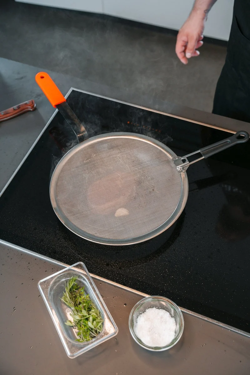 Paraspruzzi GSD in acciaio inox con manico pieghevole - per padelle e wok da 30 cm