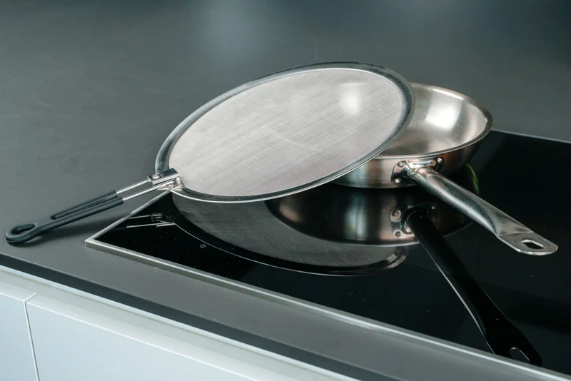 Paraspruzzi GSD in acciaio inox con manico pieghevole - per padelle e wok da 30 cm