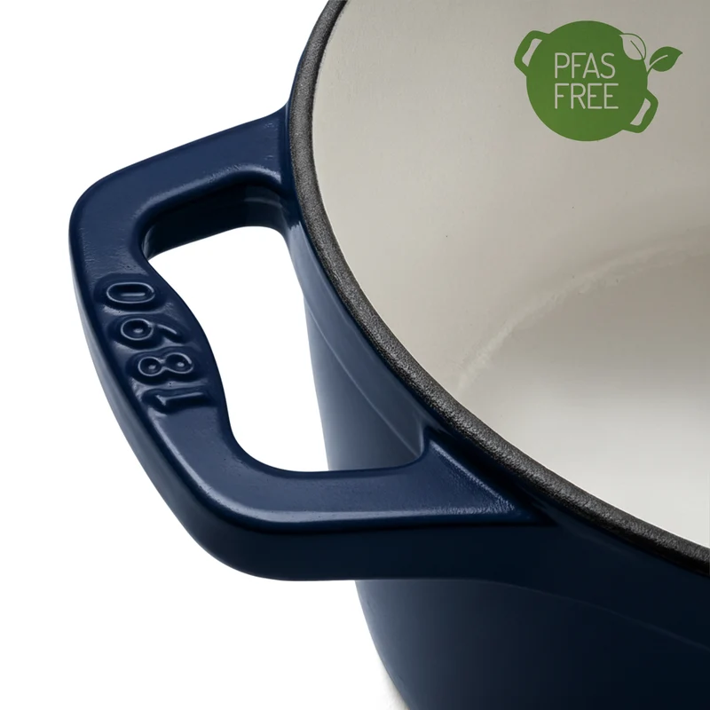 Ⓜ️🔵🔵🔵 La Fonderie 1890 ALMA25 - Pentola a Cocotte tonda in ghisa, smaltata blu, SENZA PFAS, PFAS FREE, pentola con 2 manici e coperchio, diametro 25 cm, Capienza 4,7 litri