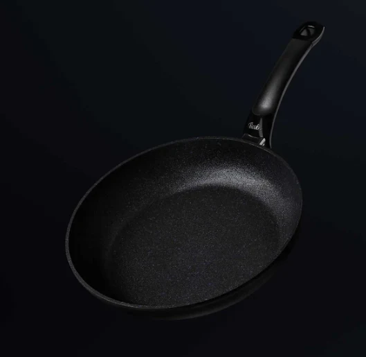 Ⓜ️🔵🔵🔵 Fissler Padella - Padella, Serie Adamant Classic, Capacità 1.7 Litri, Diametro 24 cm, Manico in plastica con occhiello, Nero senza PFOA (esterna/interna), Fondo Fissler CookStar