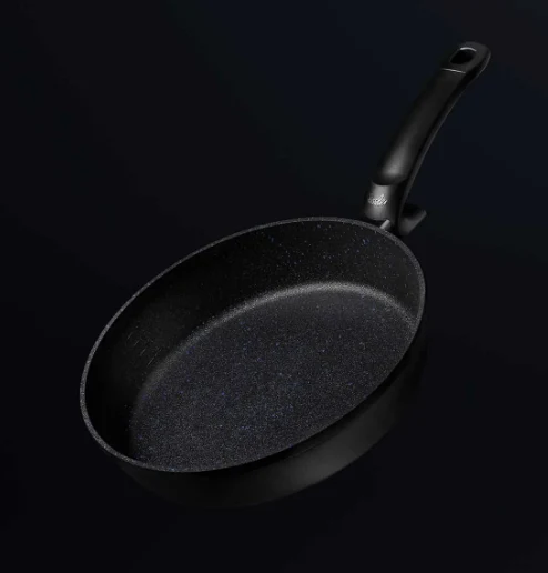 Ⓜ️🔵🔵🔵 Fissler Padella - Padella, Serie Adamant Comfort, Capacità 1.1 Litri, Diametro 20 cm, Impugnatura ergonomica, Nero senza PFOA (esterna/interna), Fondo Fissler CookStar