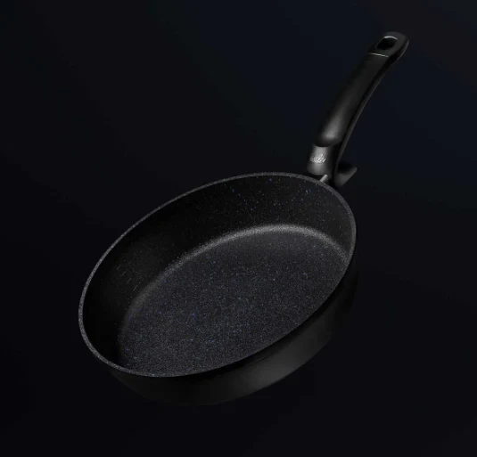 Ⓜ️🔵🔵🔵 Fissler Padella - Padella, Serie Adamant Comfort, Capacità 2.1 Litri, Diametro 24 cm, Impugnatura ergonomica, Nero (esterno/interno), Fondo Fissler CookStar