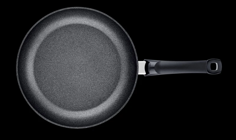 Ⓜ️🔵🔵🔵 Fissler Padella - Padella, Serie Adamant Classic, Capacità 2.6 Litri, Diametro 28 cm, Nero senza PFOA (esterna/interna), Manico di plastica con occhiello, Fondo Fissler CookStar