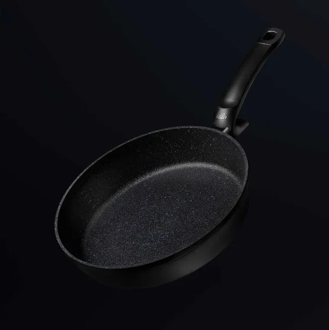 Ⓜ️🔵🔵🔵 Fissler Padella - Padella, Serie Adamant Comfort, Capacità 4.6 Litri, Diametro 32 cm, Nero senza PFOA (esterna/interna), Impugnatura ergonomica, Fondo Fissler CookStar