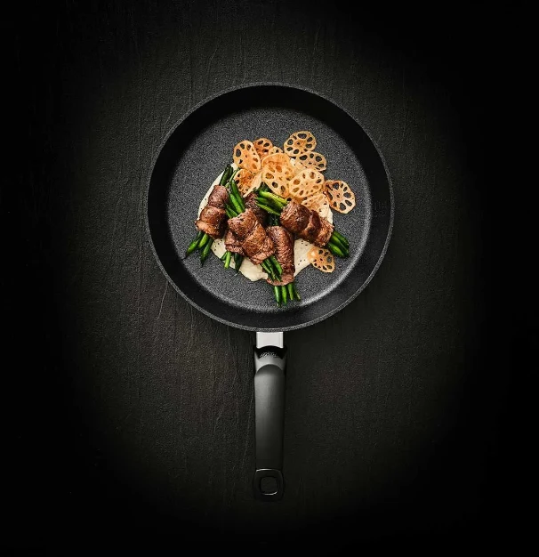 Ⓜ️🔵🔵🔵 Fissler Padella - Padella, Serie Adamant Comfort, Capacità 4.6 Litri, Diametro 32 cm, Nero senza PFOA (esterna/interna), Impugnatura ergonomica, Fondo Fissler CookStar