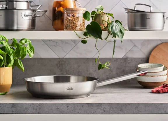 Ⓜ️🔵🔵🔵 Fissler Padella - Padella, Serie Original-Profi Collection, Capacità 2 Litri, Diametro 24 cm, Acciaio inox satinato (esterna)/ Acciaio inox lucidato (interna), Manico acciaio inox 18/10 con occhiello, Fondo Fissler CookStar