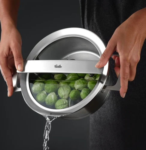 Ⓜ️🔵🔵🔵 Fissler Casseruola - Casseruola, Serie Phi Collection, Capacità 2.3 Litri, Diametro 20 cm, Acciaio inox satinato (esterna)/ Acciaio inox lucidato (interna), Manici in acciaio inox, Coperchio in vetro, Fondo Fissler CookStar