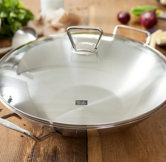 Ⓜ️🔵🔵🔵 Fissler Wok - Wok, Serie Kunming, Acciaio, Capacità 6.4 Litri, Diametro 35 cm, Coperchio in vetro, Manici in acciaio inox
