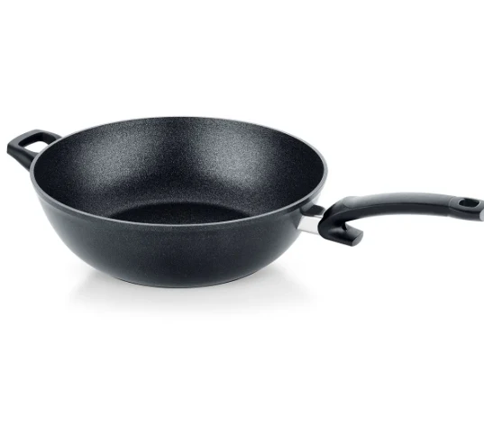 Ⓜ️🔵🔵🔵 Fissler Wok - Wok, Serie Adamant, Nero (superficie esterna/interna) Capacità 6 Litri, Diametro 32 cm, Impugnatura ergonomica, Antiaderente, Fondo Fissler CookStar