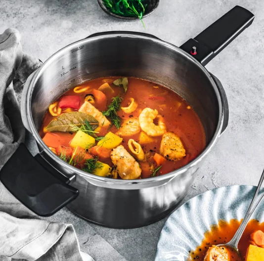 Ⓜ️🔵🔵🔵 Fissler Vitaquick Premium - Pentola a pressione, Capacità 2.5 Litri, Diametro 18 cm, Acciaio inox satinato (esterna)/ Acciaio inox lucidato (interna), Fondo Superthermic, 2 impostazioni di cottura