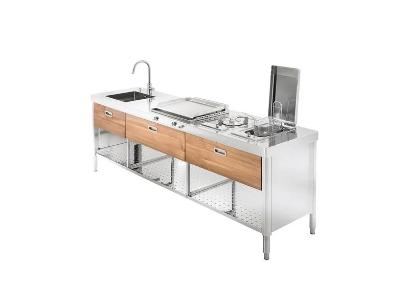 Ⓜ️🔵🔵🔵 Alpes OUT250/1 - LIBERI IN CUCINA, Elemento Outdoor, lavaggio/cottura outdoor, acciaio inox frontali legno, larg. 250cm, prof. 65cm, alt. 90/95cm, piastra, piano cott. con bruciatore, friggitrice elettr., 2 cassetti 60cm, 2 ripiani 60cm