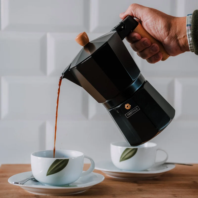 Cafetera Italiana Inducción Negra con Detalles en Madera