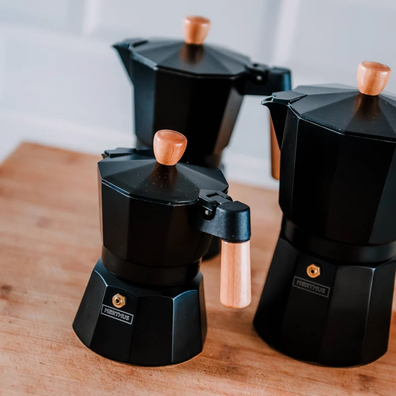 Cafetera Italiana Inducción Negra con Detalles en Madera