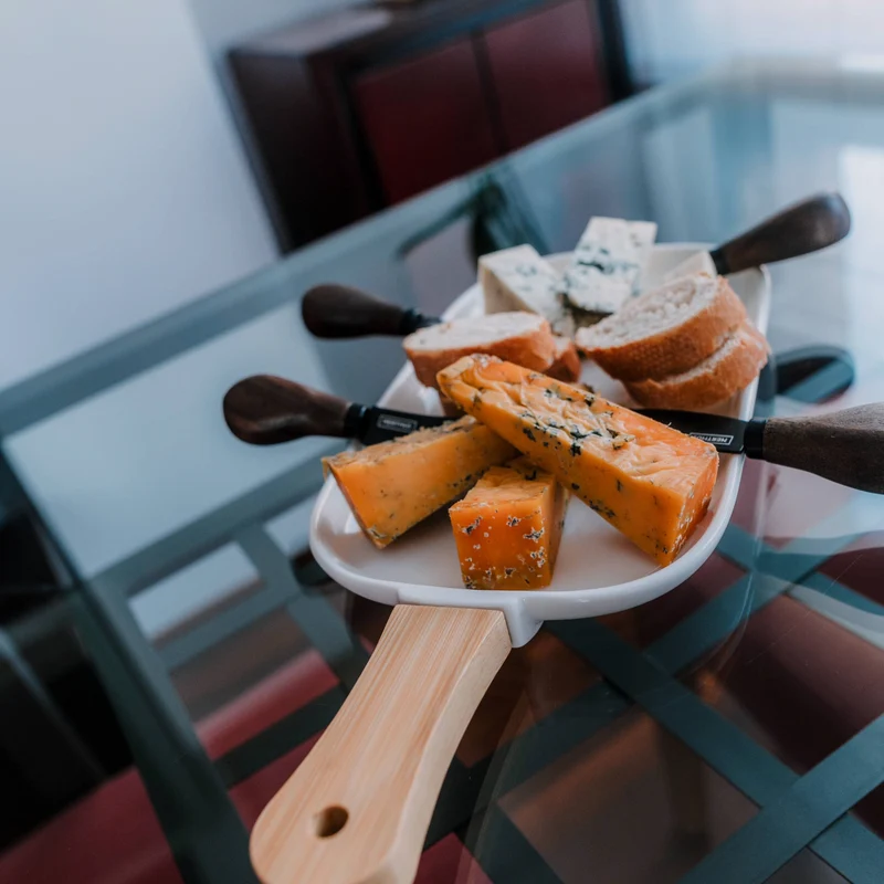 Bandeja de Porcelana para Snacks con Asa de Bambú