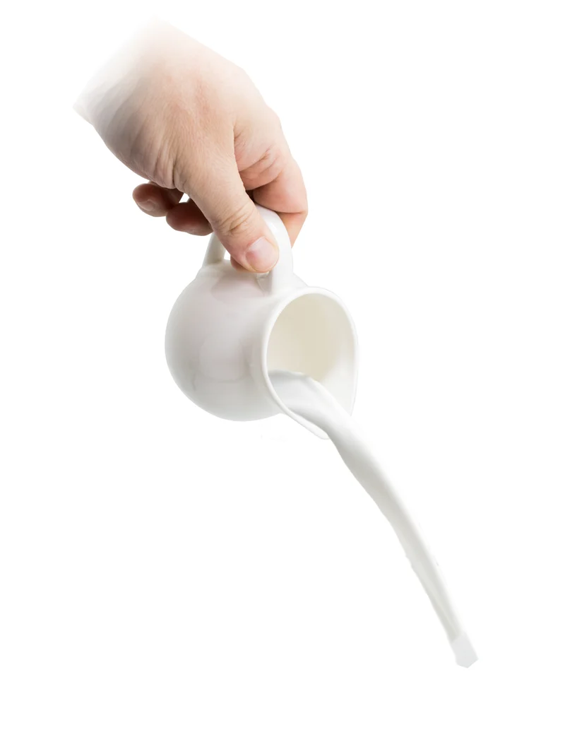 Jarra de leche de porcelana blanca
