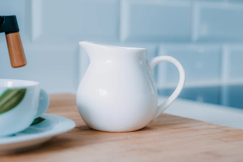 Jarra de leche de porcelana blanca