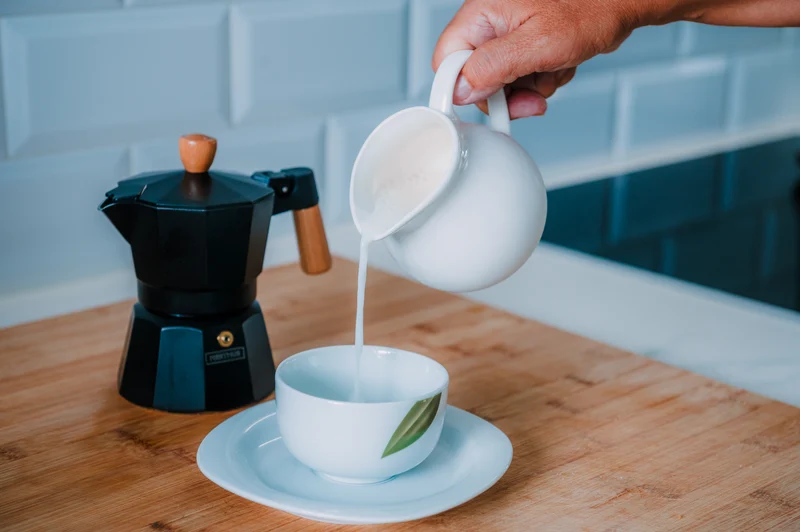 Jarra de leche de porcelana blanca