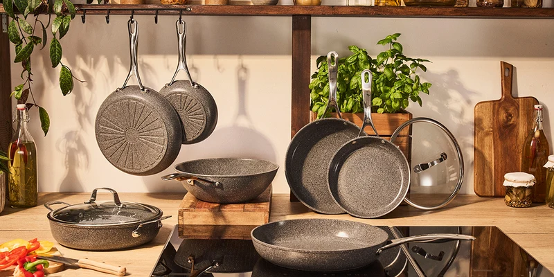 SALINA Tegame Antiadernte con coperchio, Base al titanio senza pfas - 28 cm