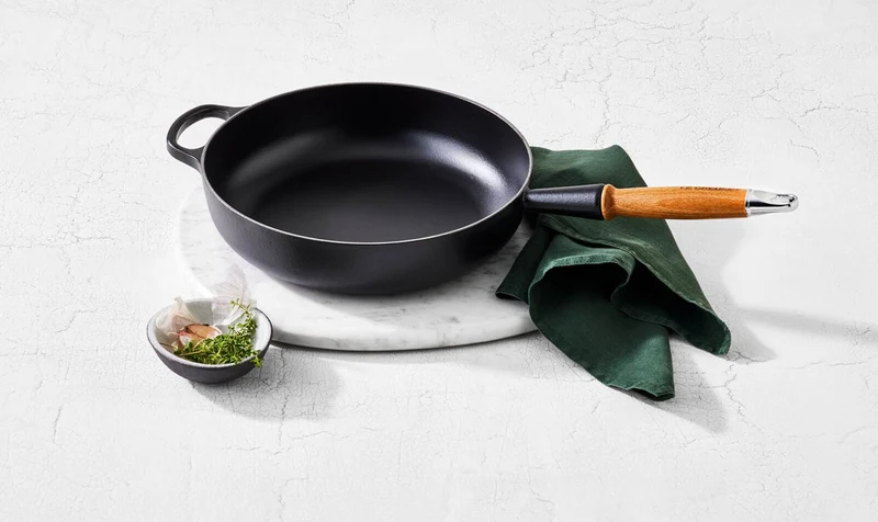 Padella alta Evolution con manico in legno in ghisa vetrificata - 28 cm, 3.6L