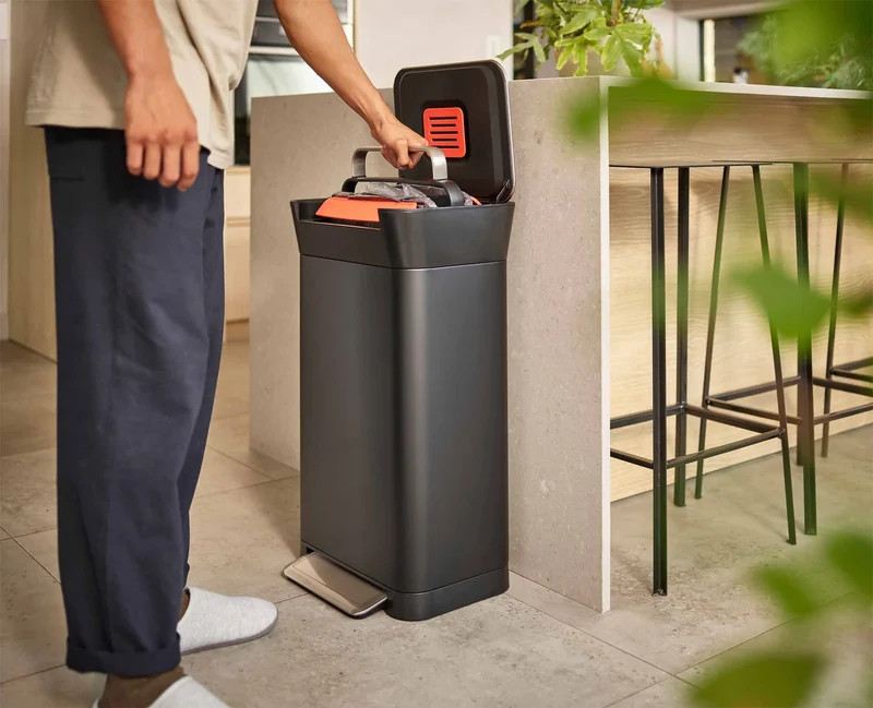 Joseph & Joseph - Titan 30L Compattatore per rifiuti nero