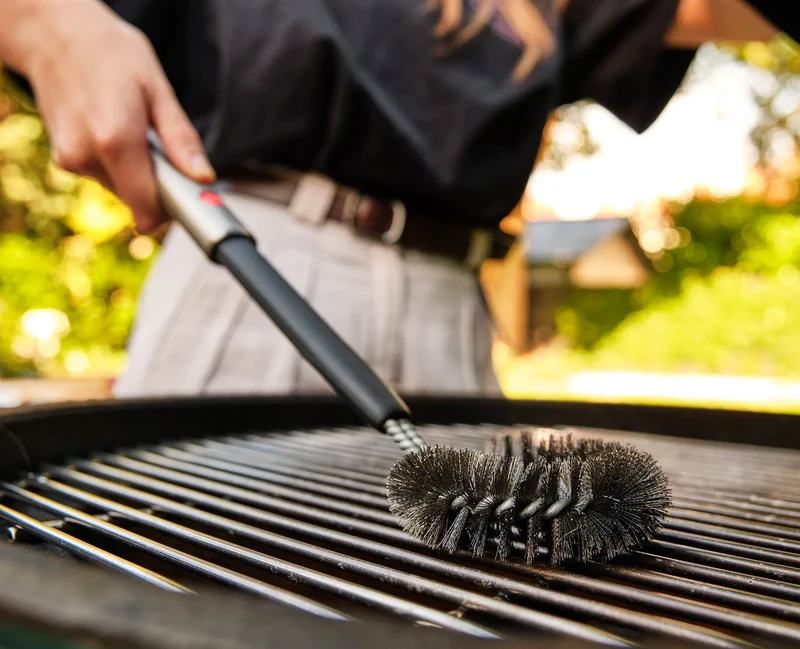 GrillOut™ Spazzola per la pulizia del barbecue - manico allungabile / in acc