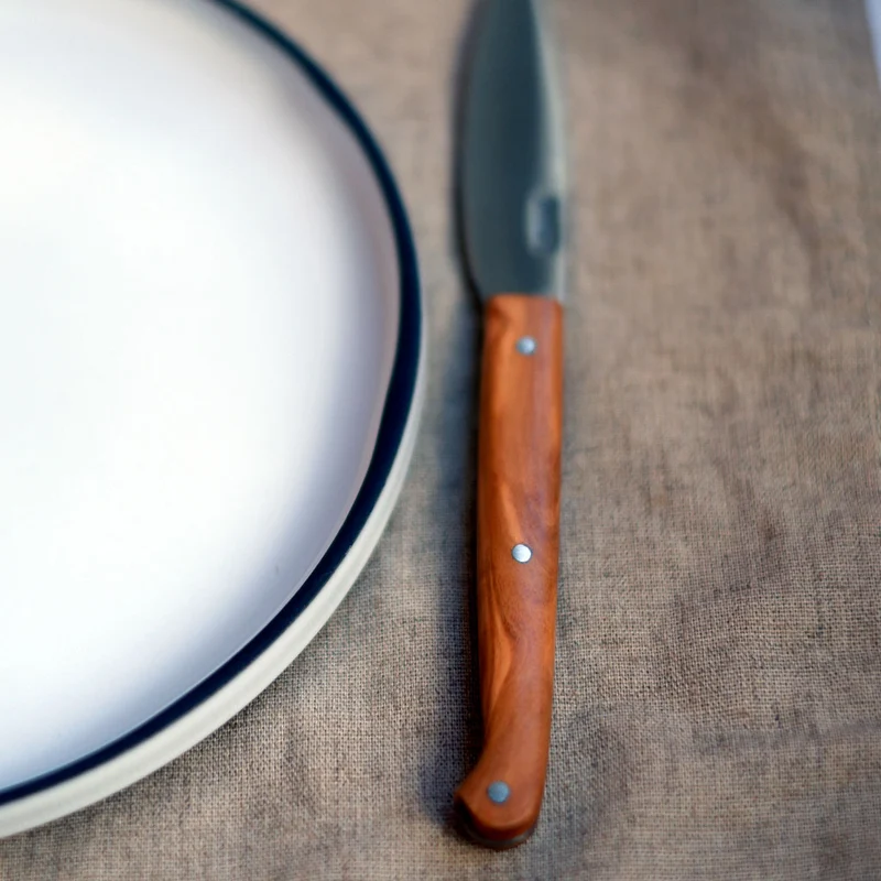 Cuchillo de mesa estilizado con mango de olivo Pallarès