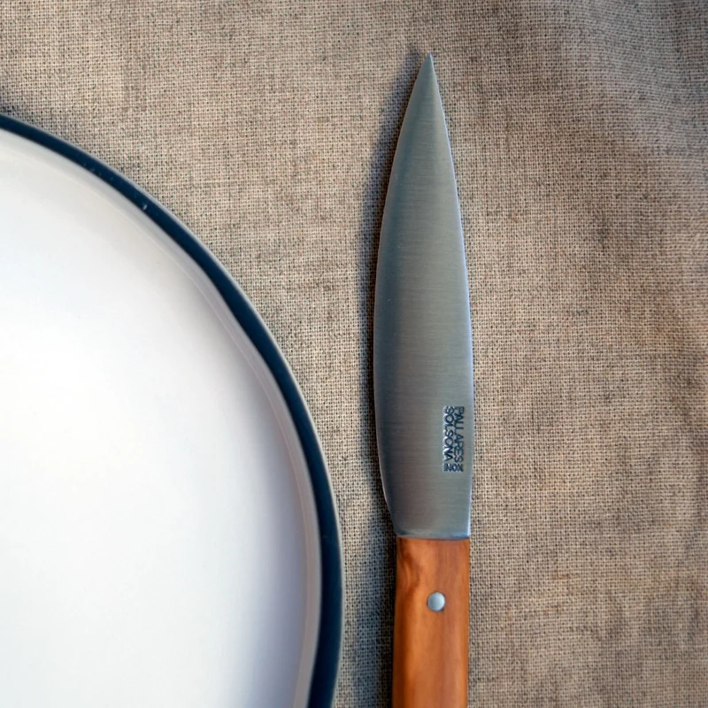 Cuchillo de mesa estilizado con mango de olivo Pallarès