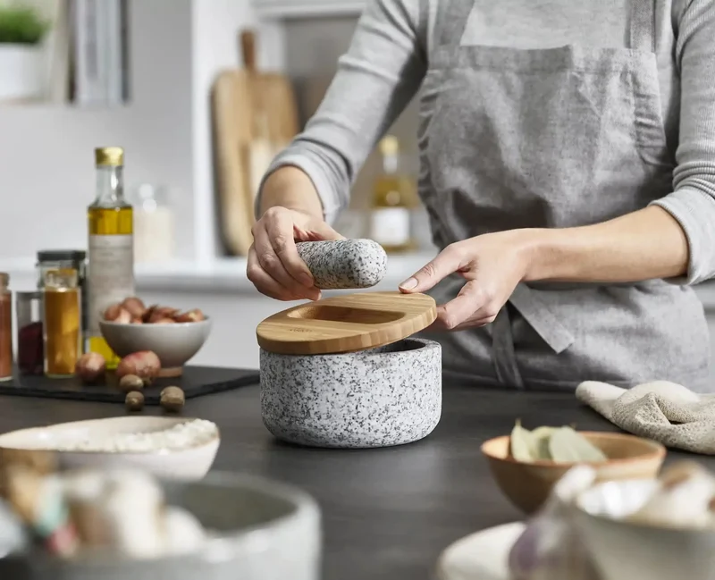 Dash Pestle & Mortar w/Bamboo Lid