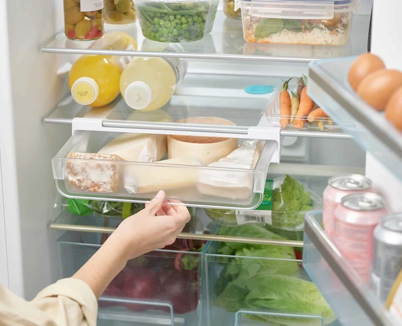 Cassetto portaoggetti trasparente sotto il ripiano FridgeStore™