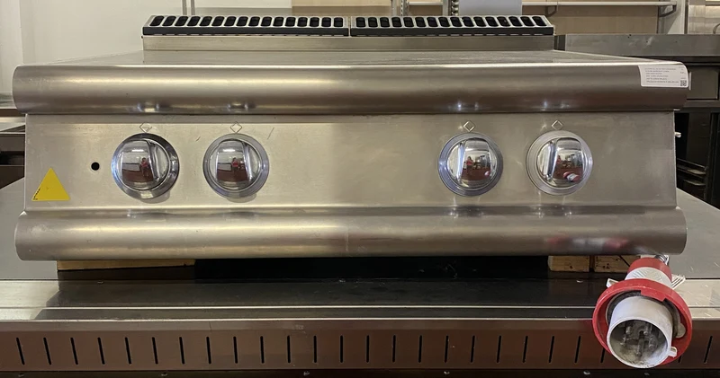 Cucina elettrica in vetroceramica da appoggio usata Baron a 4 zone di cottura