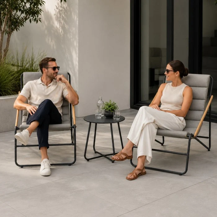 Set da giardino moderno in metallo con 2 poltrone imbottite e tavolino - Essential