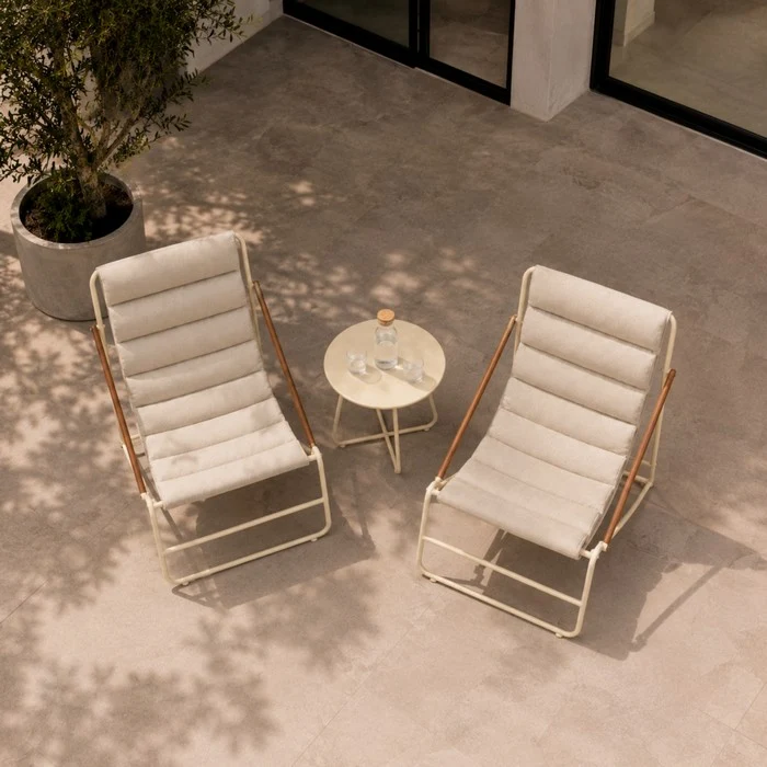 Set da giardino moderno in metallo con 2 poltrone imbottite e tavolino - Essential