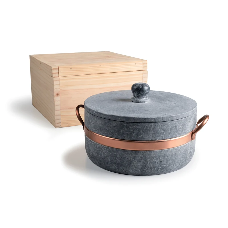 Casseruola alta con due maniglie in rame e coperchio da 22 cm.