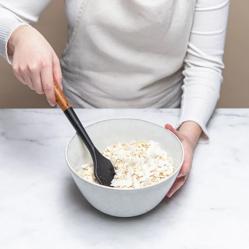 Cuchara de silicona para servir con mango de madera Staub