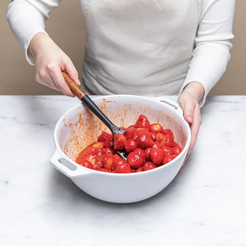 Cuchara de silicona para servir con mango de madera Staub