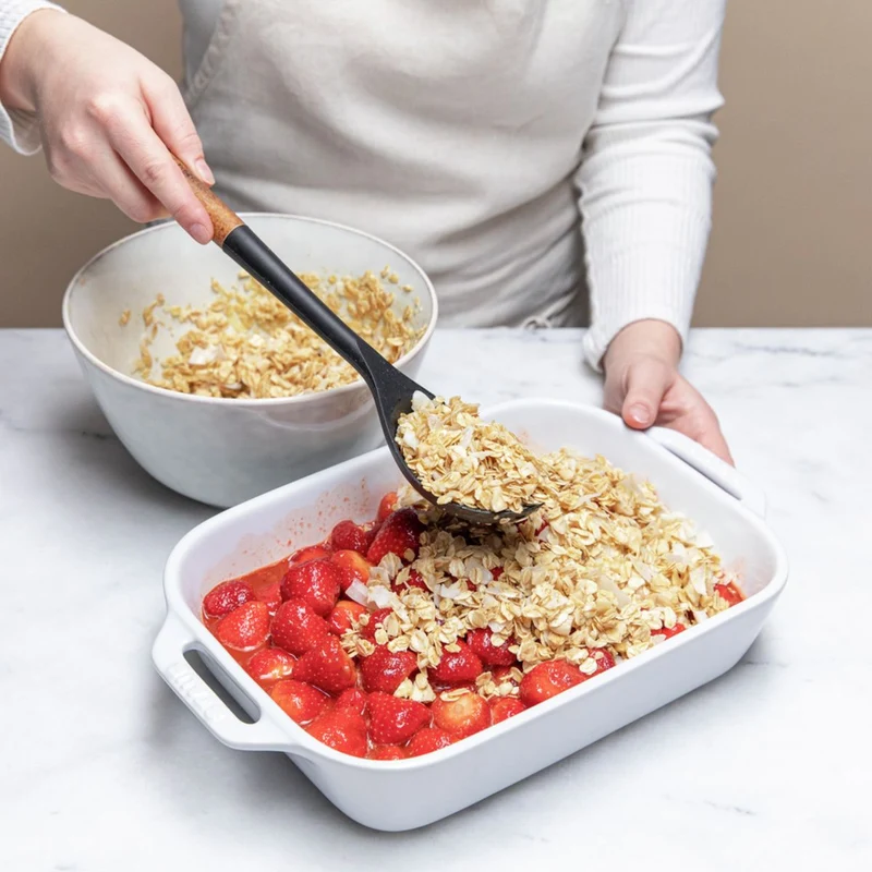 Cuchara de silicona para servir con mango de madera Staub