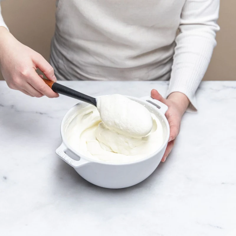 Cuchara de silicona para servir con mango de madera Staub
