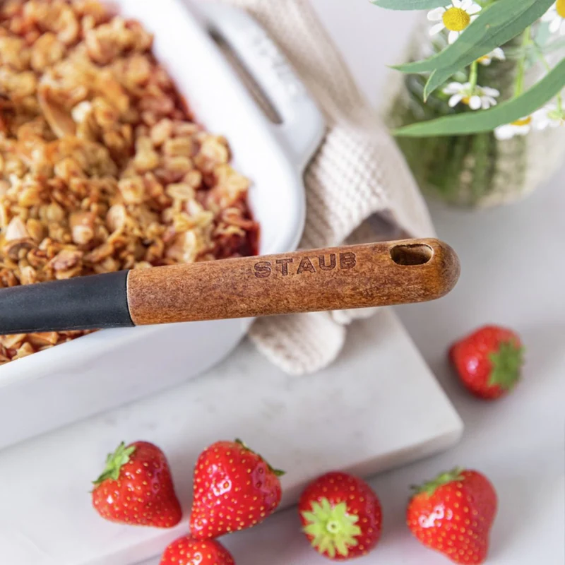 Cuchara de silicona para servir con mango de madera Staub