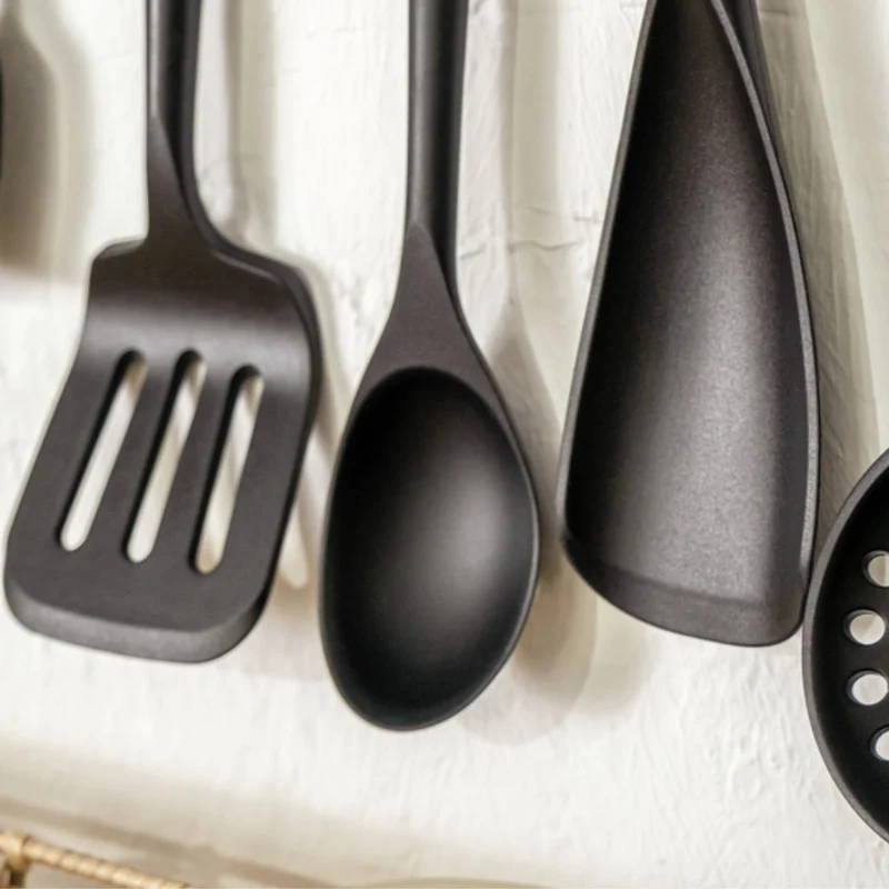 Cuchara de silicona para servir con mango de madera Staub