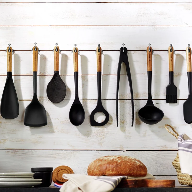 Cuchara de silicona para servir con mango de madera Staub