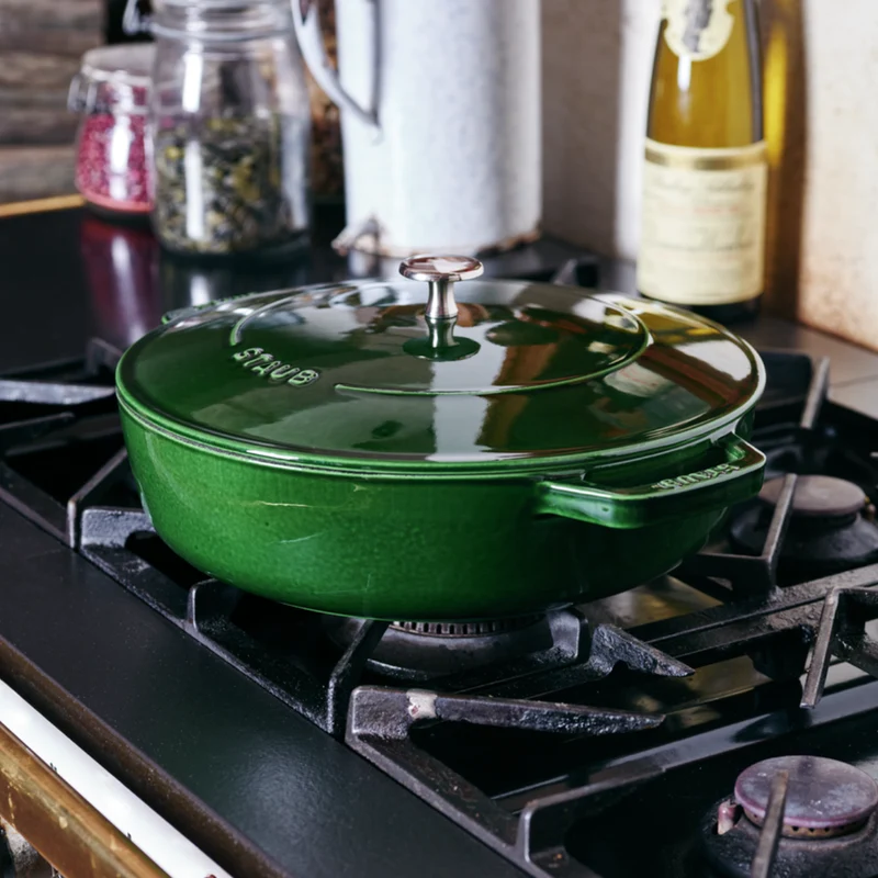 Cocotte baja tipo cacerola de hierro fundido Staub