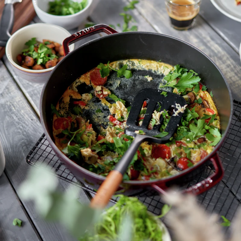 Cocotte baja tipo cacerola de hierro fundido Staub
