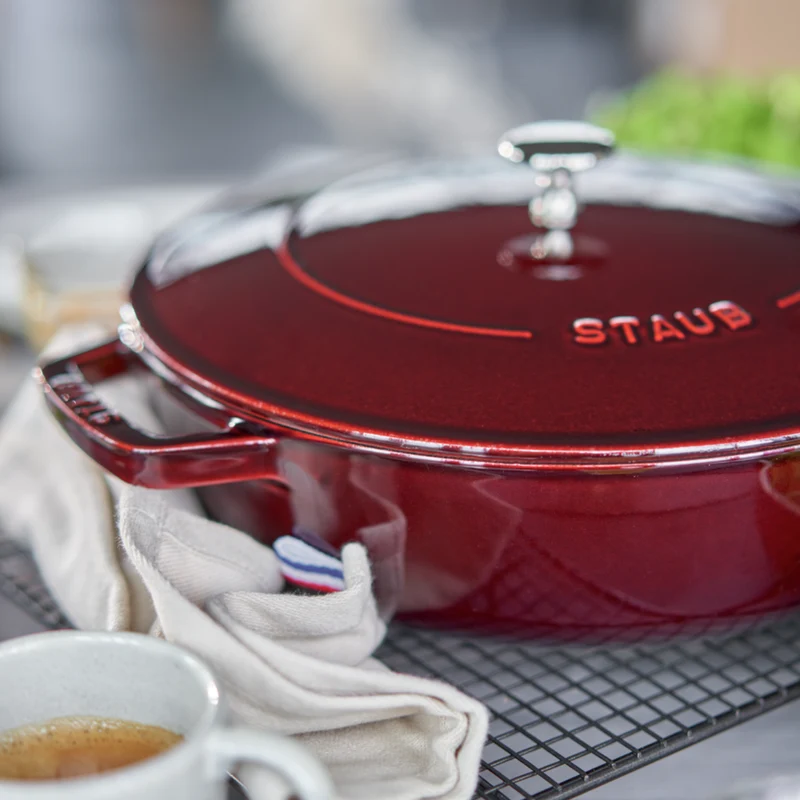 Cocotte baja tipo cacerola de hierro fundido Staub