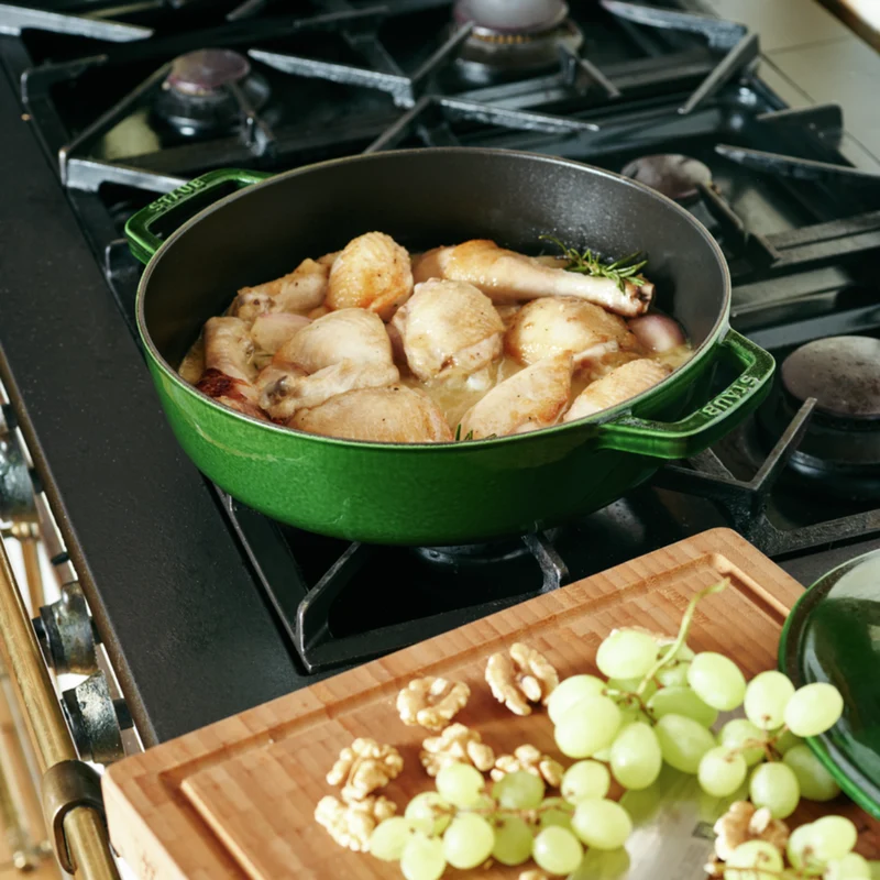 Cocotte baja tipo cacerola de hierro fundido Staub