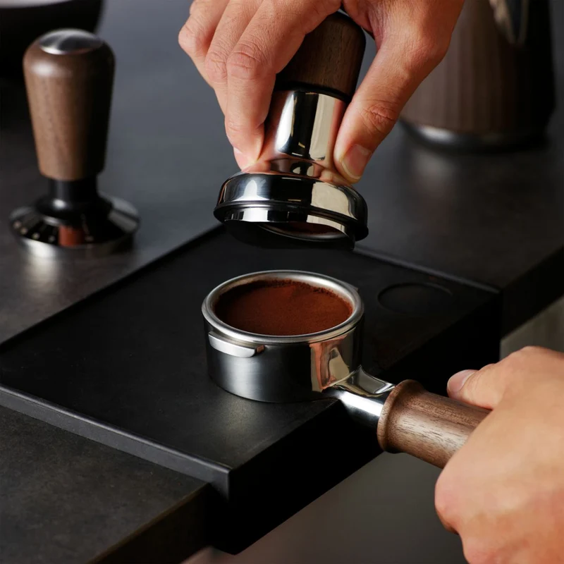 Accesorio para airear y nivelar el café molido de acero inox y madera de nogal Sage