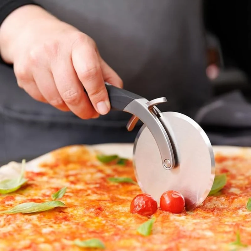 Cortador de pizzas con funda protectora 2 en 1 Microplane