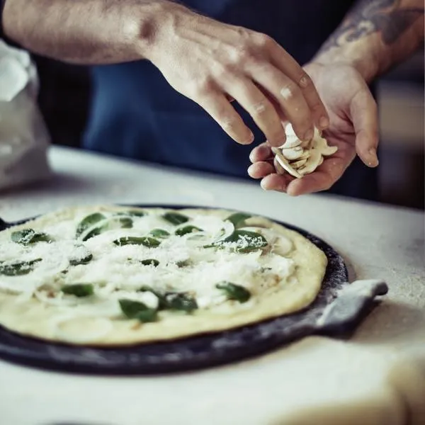 Conjunto bandeja cerámica para pizza y masas + Pala de madera Emile Henry