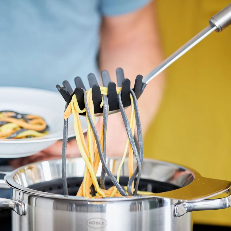 Cuchara para pasta de acero inoxidable con puntas de silicona Rösle