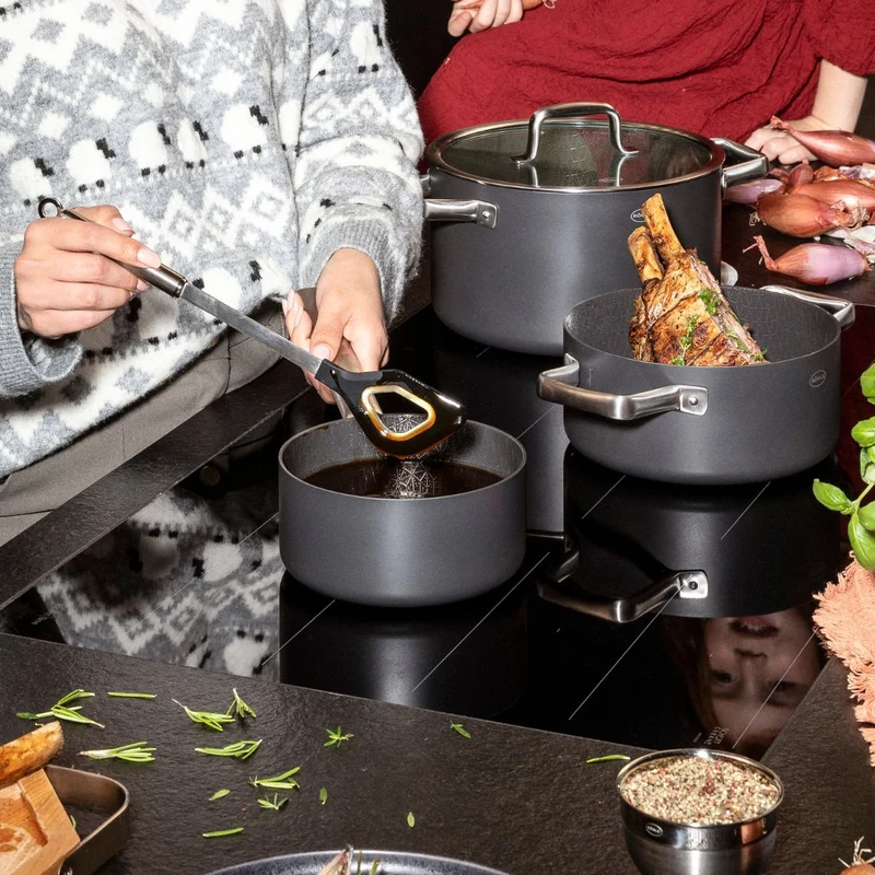 Cuchara espátula con agujero de inox con bordes de silicona Rösle